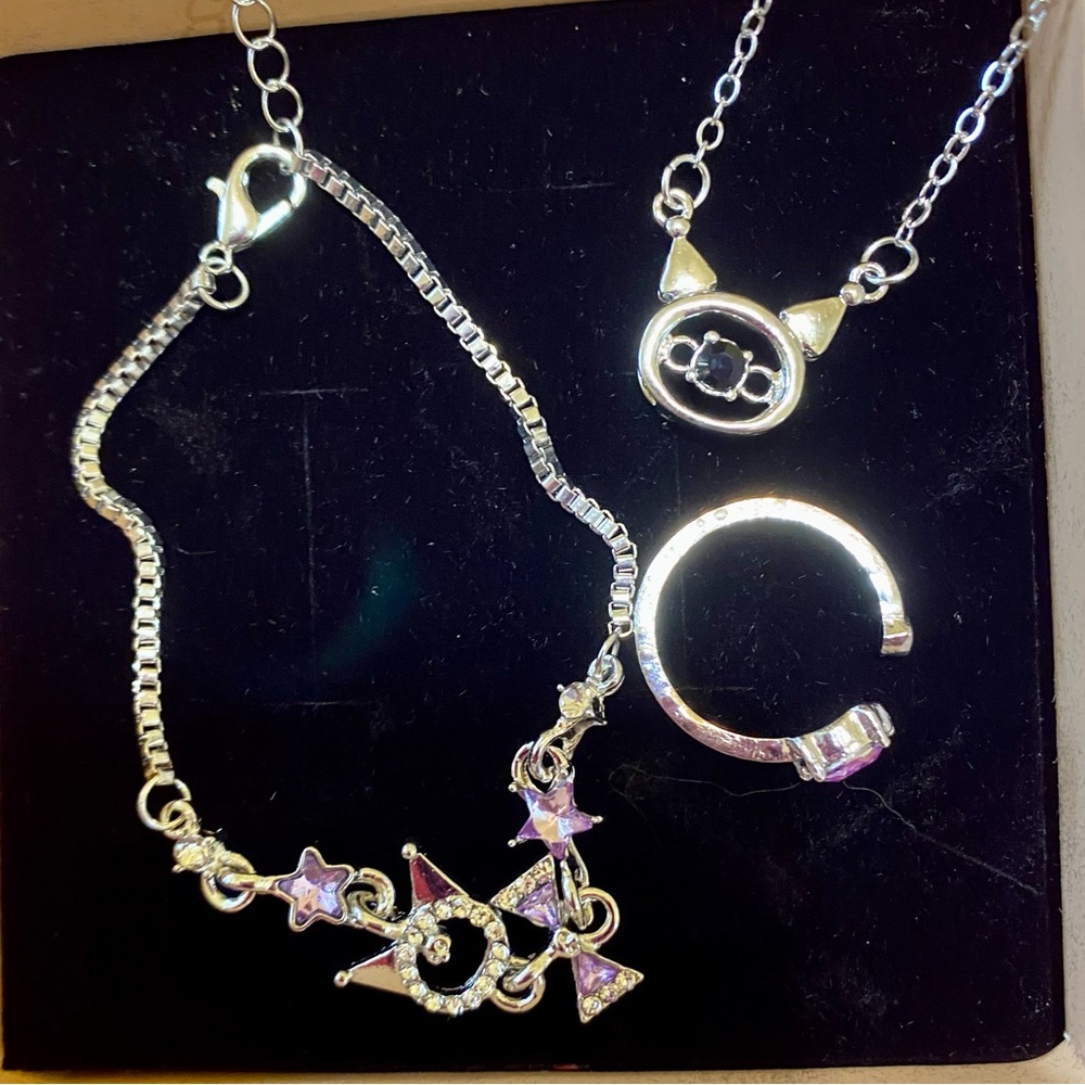 3 piece Hello Kitty theme Necklace,Bracelet,Ring.In it’s own storage drawer.New